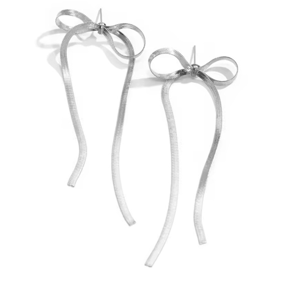 Chic Silver Bow Earrings – Minimalist Ribbon Style - Picture 2 of 4